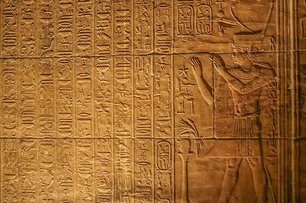 Jeroglíficos egipcios iluminados del Templo de Isis de Philae Aswan (Egipto)