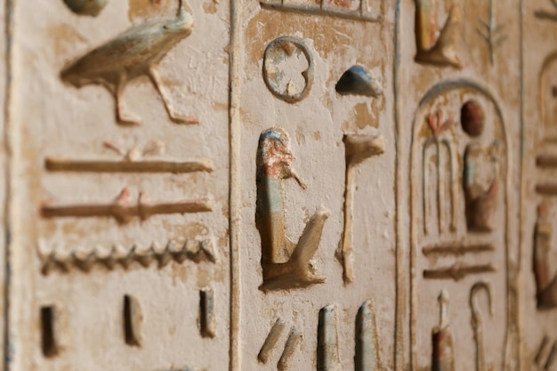 Jeroglíficos egipcios en el templo de Medinet Habu Luxor Egipto