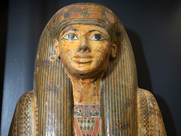 Los jeroglíficos del sarcófago egipcio detallan de cerca