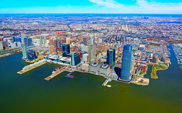 Jersey City, Nova Jersey e Rio Hudson. Vista de Manhattan, Nova York dos EUA. Skyline e paisagem urbana com arranha-céus nos Estados Unidos da América, NYC, EUA. Estrada e arquitetura americana.