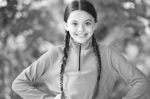 Jersey de lana de desgaste de niña para el concepto de vacaciones de verano de fondo de naturaleza de ocio activo