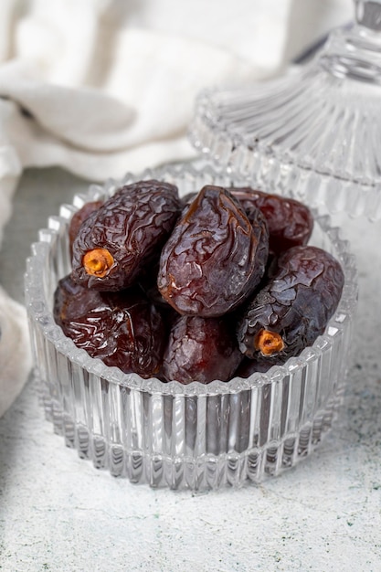 Jerusalem-Dattelfrüchte auf Steingrund getrocknet Große Dattelfrucht in einer Glasschüssel Ramadan-Lebensmittel Gesundes Essen aus der Nähe