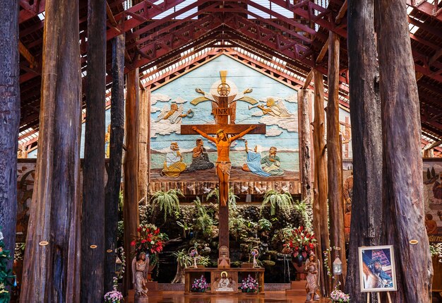 Jesucristo en la cruz en el museo Woodlands en Nakhon Pathom Tailandia.