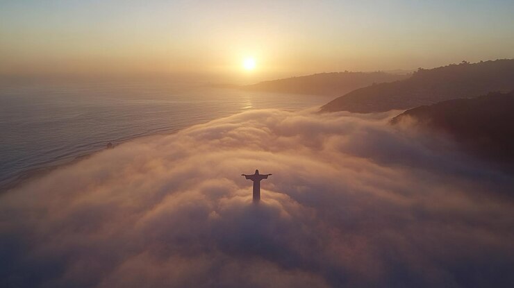 Foto jesucristo está de pie en las nubes con los brazos abiertos y por encima del cielo