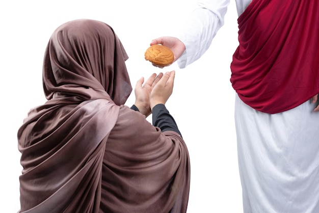 Jesucristo con la palma abierta dando comida a otros aislados sobre fondo blanco.