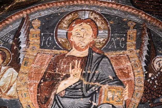 Jesucristo pintado con óleos dentro de la iglesia rupestre en Capadocia, Turquía