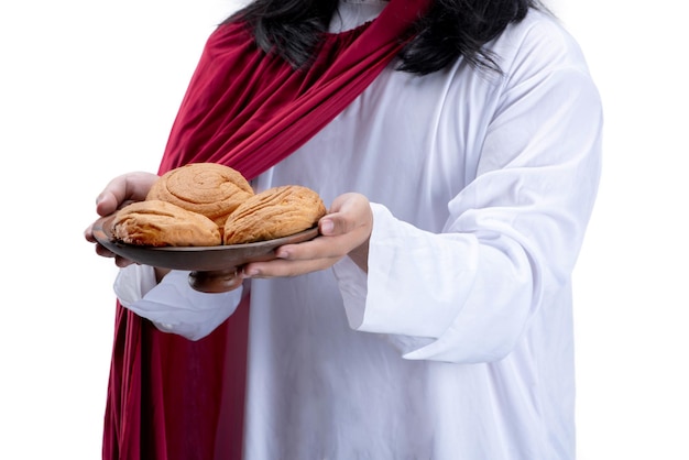 Jesucristo sosteniendo alimentos aislado sobre fondo blanco.