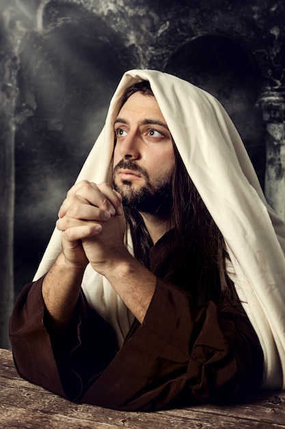 Jesus betet und schaut zum Himmel auf, während er weint