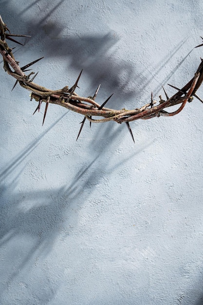 Jesus-Christus-Dornkrone Schatten-Silhouette gegen eine texturierte graue Oberfläche