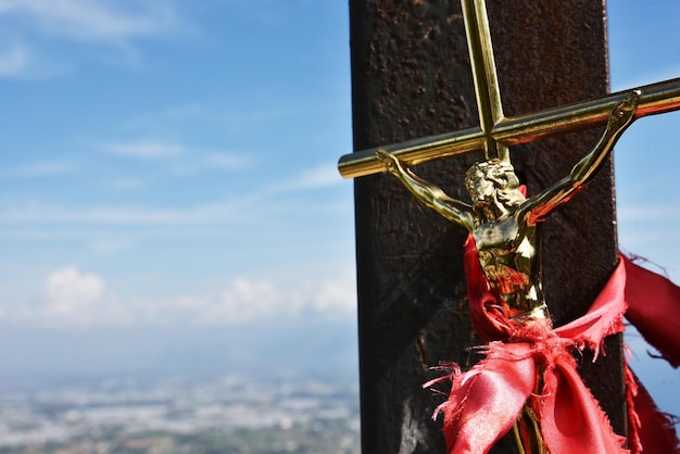 Jesus christus kreuz ostern auferstehungskonzept christliches metallkreuz auf einem hintergrund mit dramatischer beleuchtung des himmelspanoramas