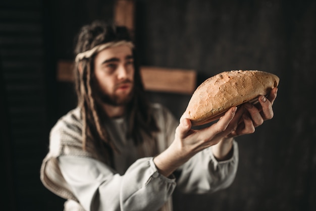 Jesus Christus mit Brot in den Händen, heiliger Nahrung, Kreuzigungskreuz