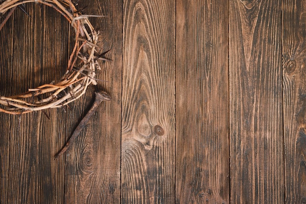 Jesús Corona Espinas y clavos y cruz sobre un fondo de madera Crucifixión de Jesucristo Pasión de Jesucristo Concepto de fe espiritualidad y religión Día de Pascua