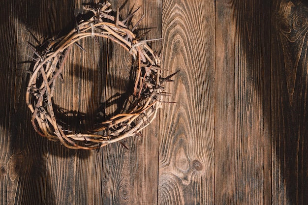 Jesús Corona Espinas y clavos y cruz sobre un fondo de madera Crucifixión de Jesucristo Pasión de Jesucristo Concepto de fe espiritualidad y religión Día de Pascua