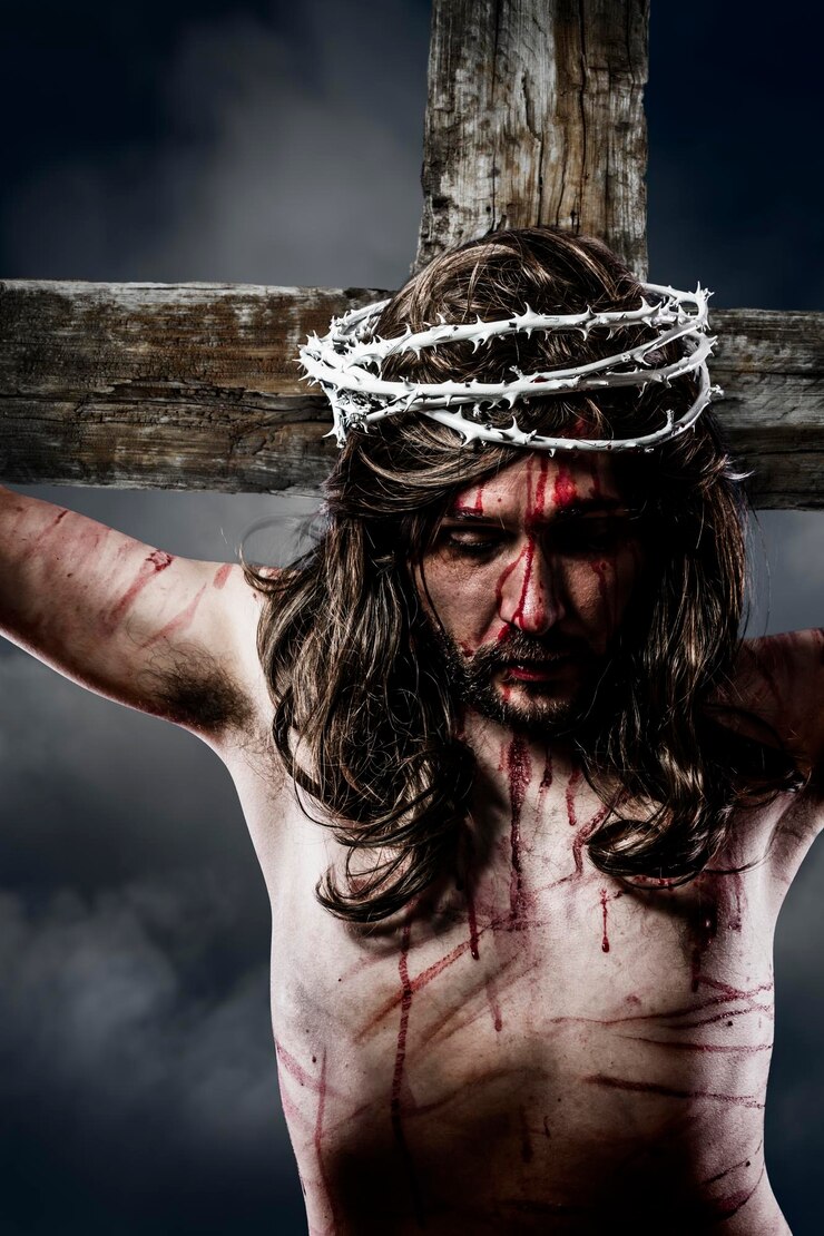 Jesus Cristo com a coroa de espinhos branca na representação da cruz do Calvário