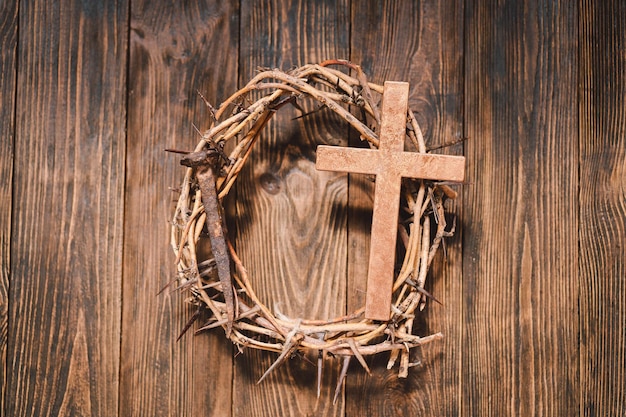 Jesus Crown Dornen und Nägel und Kreuz auf Holz Hintergrund Kreuzigung von Jesus Christus Passion von Jesus Christus Konzept für Glauben, Spiritualität und Religion Ostertag