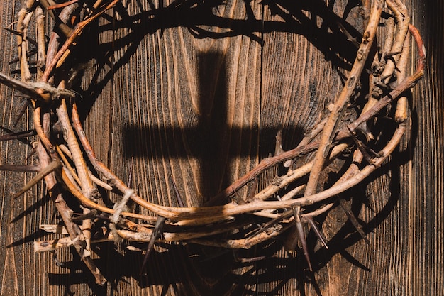 Jesus Crown Dornen und Nägel und Kreuz auf Holz Hintergrund Kreuzigung von Jesus Christus Passion von Jesus Christus Konzept für Glauben, Spiritualität und Religion Ostertag