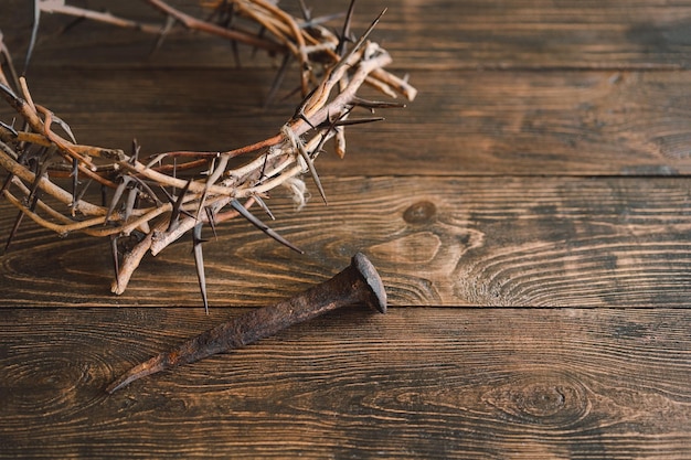 Jesus Crown Dornen und Nägel und Kreuz auf Holz Hintergrund Kreuzigung von Jesus Christus Passion von Jesus Christus Konzept für Glauben, Spiritualität und Religion Ostertag