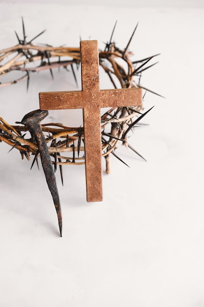 Jesus Crown Dornen und Nägel und Kreuz auf weißem Hintergrund Kreuzigung von Jesus Christus Passion von Jesus Christus Konzept für Glauben, Spiritualität und Religion Ostertag