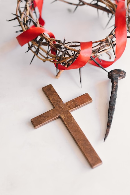 Jesus Crown Dornen und Nägel und Kreuz auf weißem Hintergrund Kreuzigung von Jesus Christus Passion von Jesus Christus Konzept für Glauben, Spiritualität und Religion Ostertag