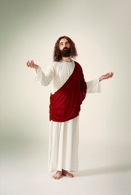 Jesus em pé com as mãos estendidas