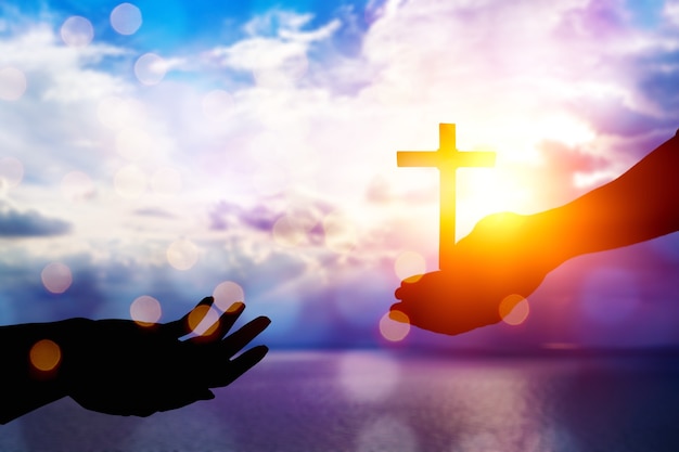 Foto jesus helfende hand konzept: weltfriedenstag helfen hand auf sonnenuntergang hintergrund - image