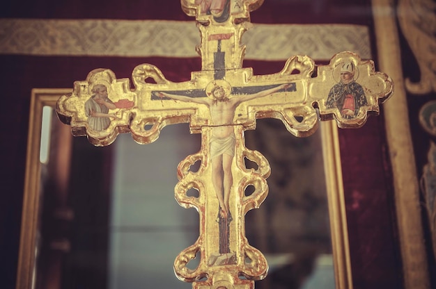 Jesús de oro y joyas preciosas, cruz y símbolos religiosos hechos de metales preciosos