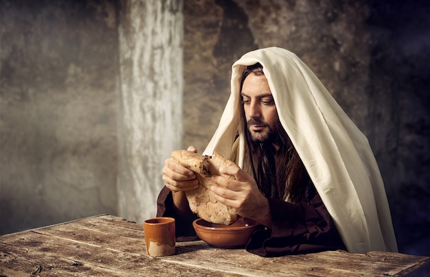 Jesus quebra o pão