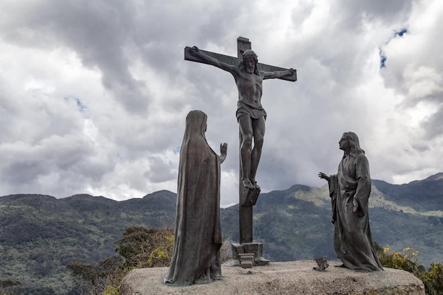 Jesus-Statue mit Bergen im Hintergrund auf Monserrate in Bogota, Kolumbien.