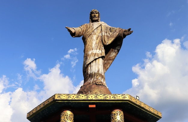 Jesus-Statue mit strahlend blauem Himmel