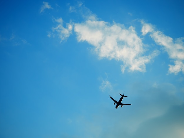 Jet en cielo azul transporte fondo hd