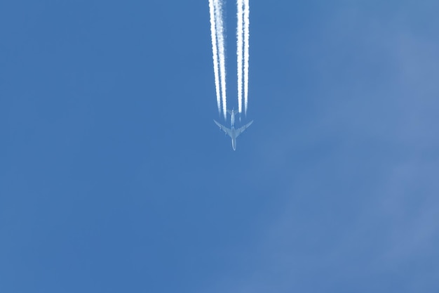 Jet fliegt in den blauen Himmel, horizontale Aufnahme