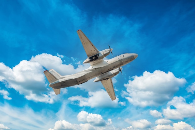 Jet de hélice de avión en el cielo azul