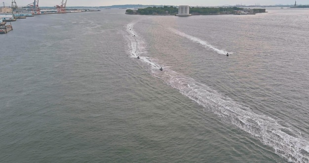 El jet moderno se balancea en las olas cerca de la costa en el fondo del río este de la ciudad de nueva york, ee.uu.