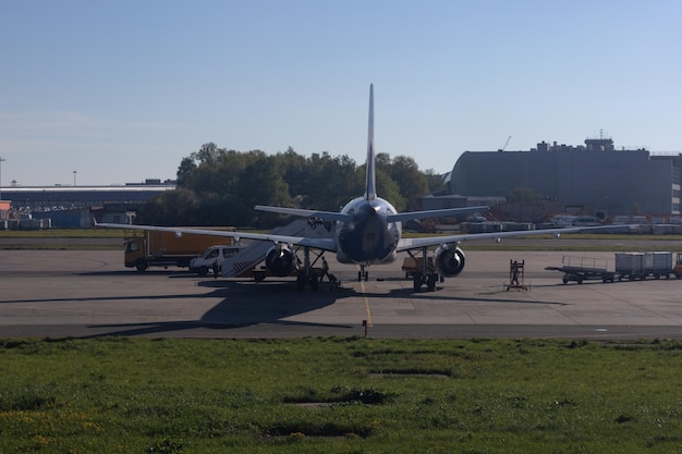 Jet-Passagierflugzeug auf dem Parkplatz am Flughafen