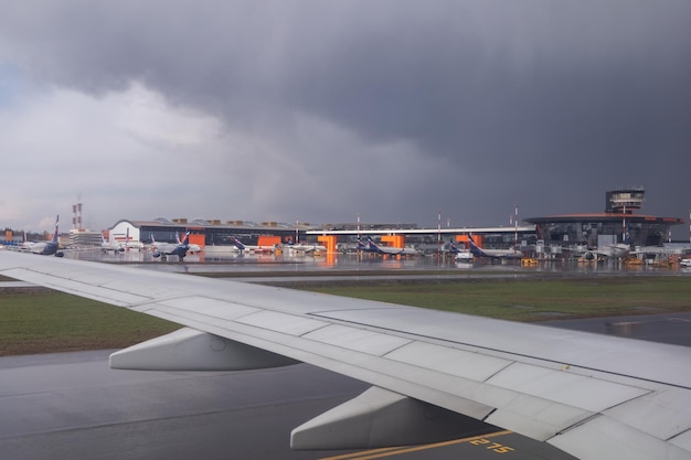 Jet-Passagierflugzeug auf dem Parkplatz am Flughafen