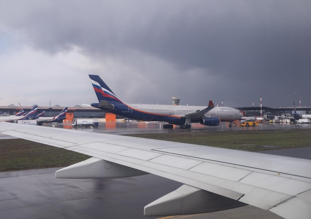 Jet-Passagierflugzeug auf dem Parkplatz am Flughafen