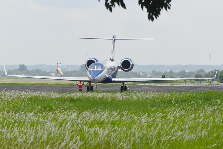 Foto jet privado e o comissário