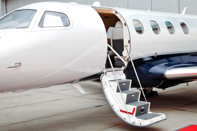 Foto jet privado con escalera y puerta abierta