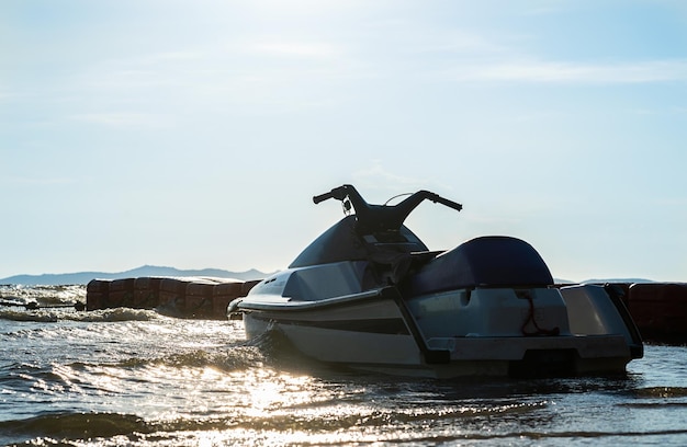 Jet ski estacionado en el mar