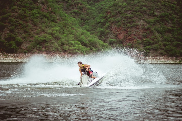 Jet ski en el lago durante la fiesta