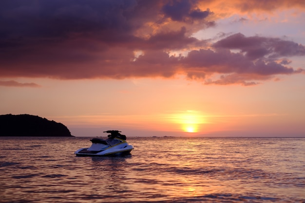 Jet ski no mar ao pôr do sol em Langkawi, Malásia