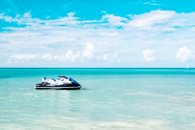 Jet Ski vor Anker im karibischen Meer ot erstaunlicher blauer Hintergrund, Strand im Sommerstil