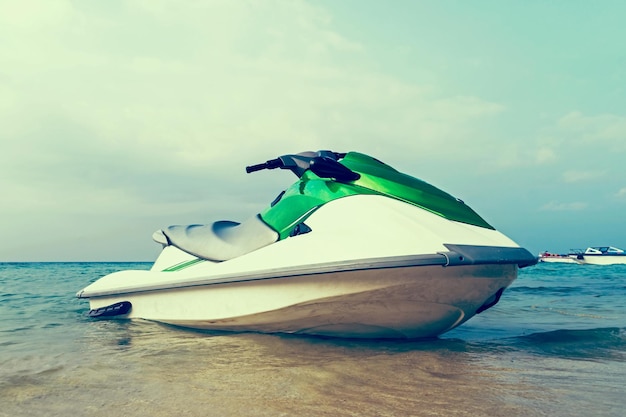 Jet-Ski vor Anker im seichten Wasser vor einem Strand