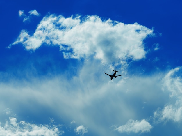 Jet volador en el fondo de viaje de cielos azules