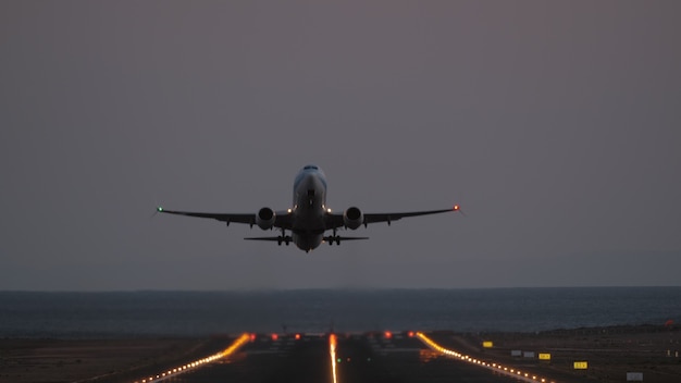 Jetliner startet in der Dämmerung