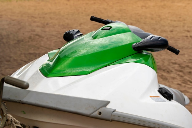 Jetski am Strand geparkt aktive Erholung auf dem Wasser