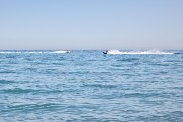 Jetskis im Meer