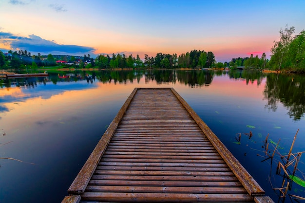 Jetty am See bei Sonnenuntergang