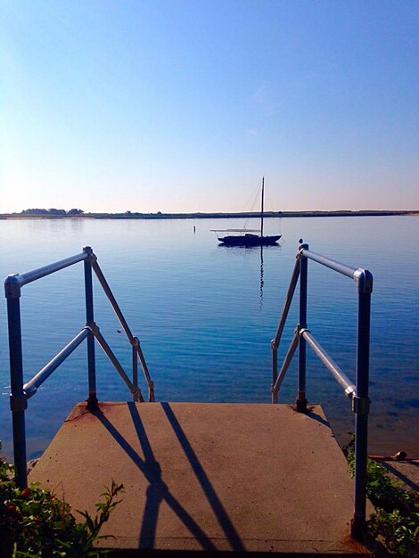 Foto jetty führt zum see gegen klaren himmel