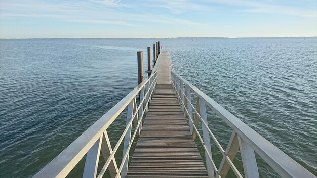 Jetty im Meer gegen den Himmel